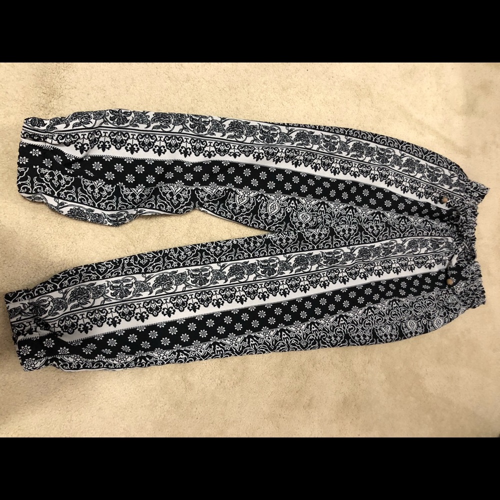 Black and white printed flowy joggers